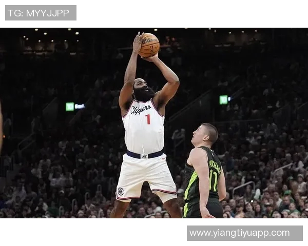 哈登半场表现分析:8投3中斩获9分5助攻三分命中率提升正负值为4