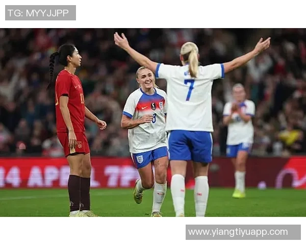 女足惨遭英格兰狂虐0比8后场低级失误令人心痛不已
